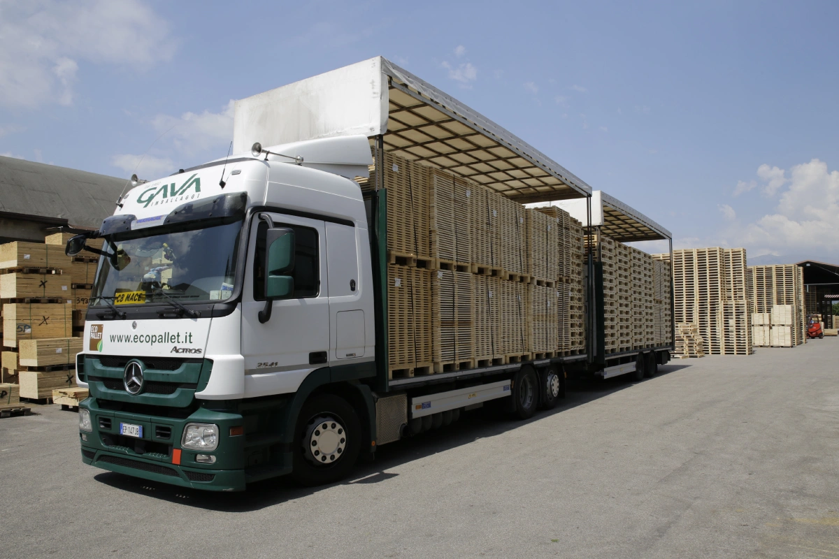 Immagine dell'articolo Il pallet per la sicurezza delle merci, che ritrae un camion con logo Gava Imballaggi e carico di pallet