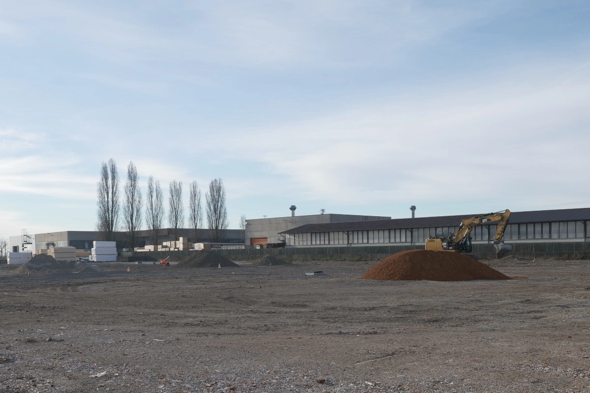 Immagine dell’articolo “ Lavori di ampliamento e Società Benefit: Gava Imballaggi per un futuro più sostenibile”. La foto ritrae i lavori di ampliamento all’interno dello stabilimento di Gava Imballaggi.