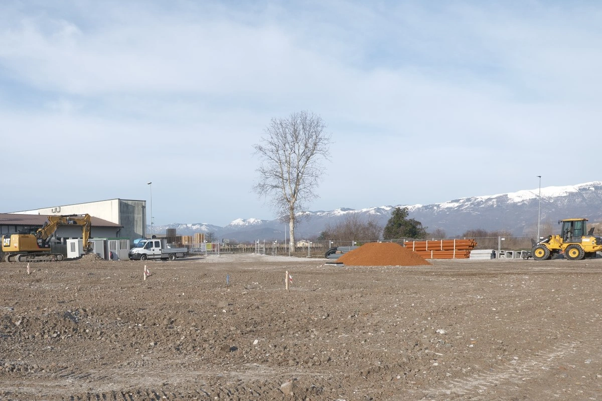 La foto ritrae i lavori di ampliamento all’interno dello stabilimento di Gava Imballaggi.