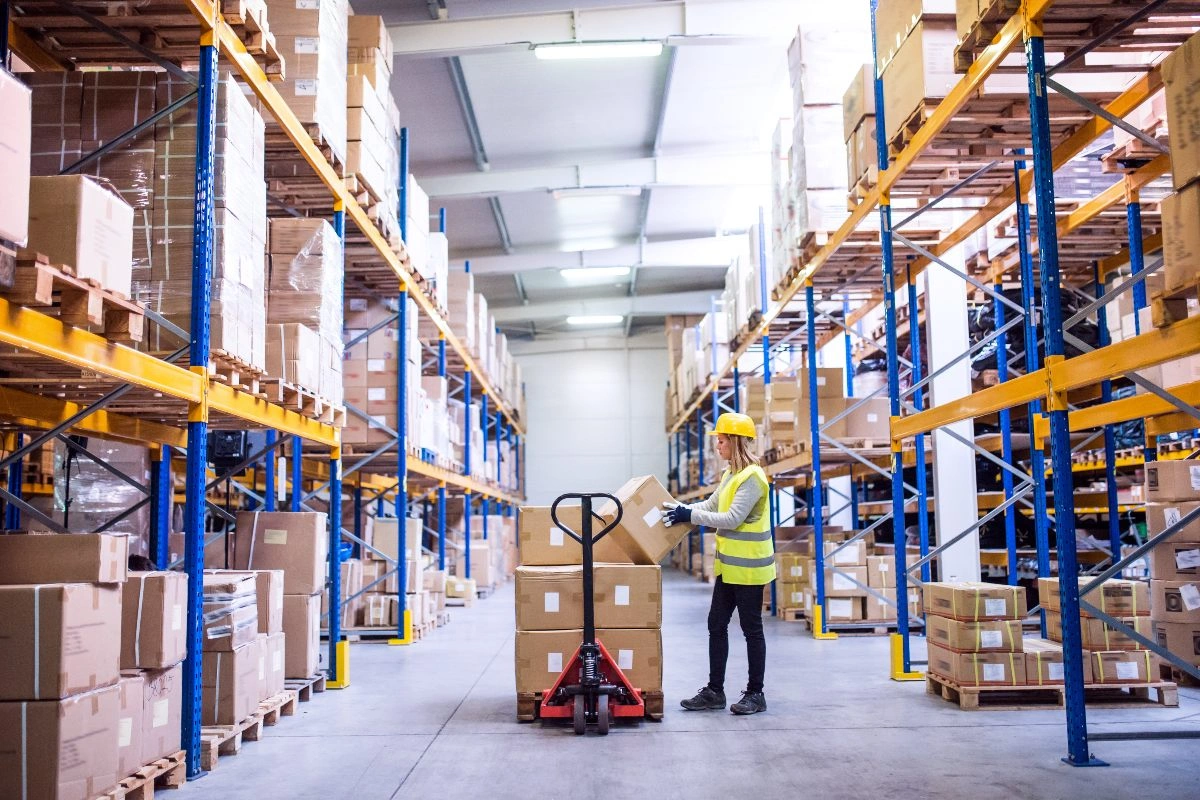 Immagine dell’articolo “ Il pallet, un prodotto essenziale per l’economia”. La foto ritrae l’interno di un magazzino con i pacchi pronti per la spedizione.